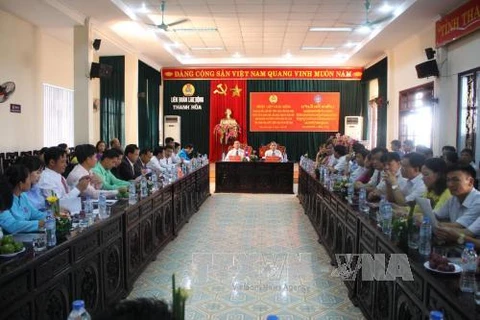 附图：​越南清化省劳动联合会同老挝华潘省工会联合会的干部代表团举行经验交流会。（图片来源：越通社）