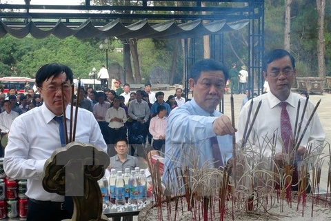 政府副总理王廷惠在广治省向英雄烈士们敬香。