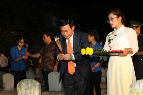 政府副总理王廷惠在烈士们坟墓上烧香。