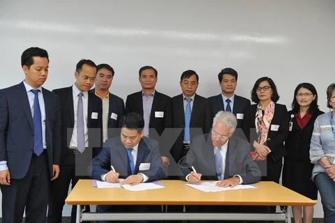 河内市人民委员会主席阮德钟与联盟医疗体系国际部代表签署合作备忘录。