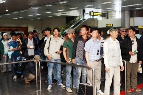 在韩越南劳动者期满回国。