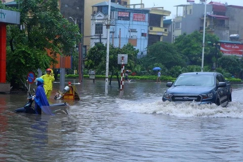 暴雨来袭淹没河内市街道。（图片来源：越通社）
