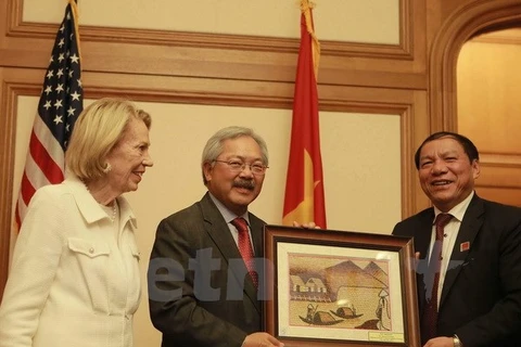 越南代表团代表向旧金山市长埃德温·李（中）赠送纪念品。