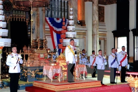 泰国国王玛哈·瓦吉拉隆功（中）。（图片来源：EPA）
