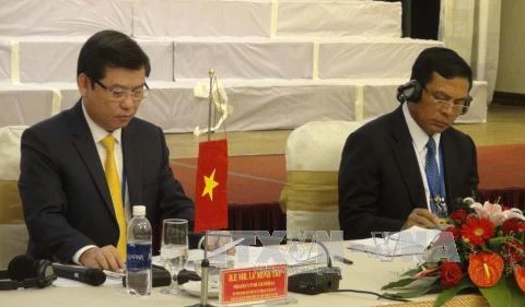 越南最高人民检察院院长黎明智（左）与老挝最高人民检察院院长坎山·苏冯共同主持会议。