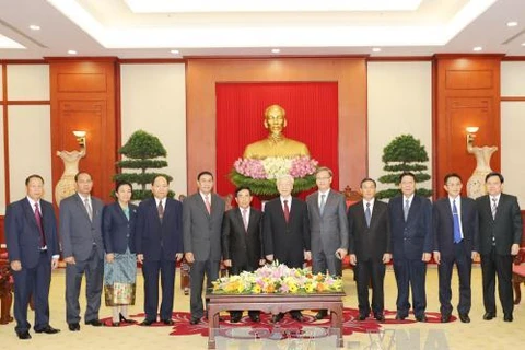 越共中央总书记阮富仲与老挝党和国家高级代表团合影。（图片来源：越通社）