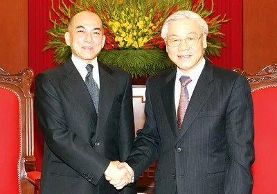 越南共产党中央委员会总书记阮富仲（右）与柬埔寨国王诺罗敦·西哈莫尼（左）。