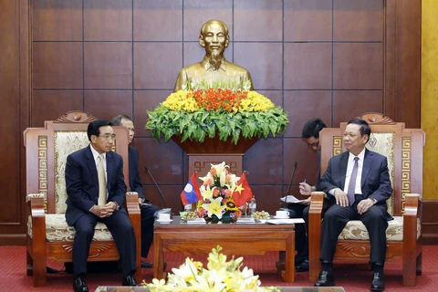 平省委书记裴文省（右）会见老挝国家副主席潘坎•维帕万。