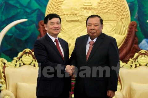 越老友好协会主席陈文髓（左）和老挝人民革命党中央总书记、国家主席本扬·沃拉吉。（图片来源：越通社）
