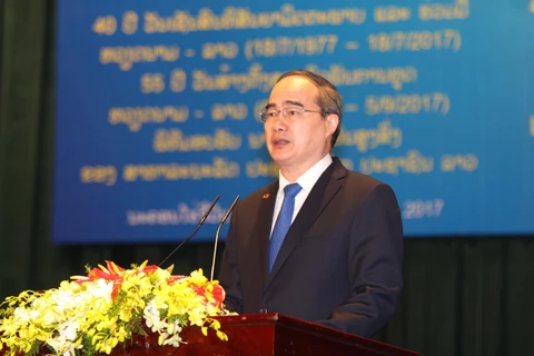 越共中央政治局委员、胡志明市市委书记阮善仁在纪念仪式上发表讲话。