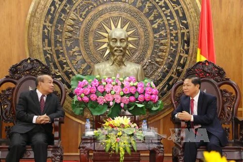 隆安省人民委员会副主席黎晋勇（右）与柬埔寨宗教事务部大臣亨柴。（图片来源：越通社）