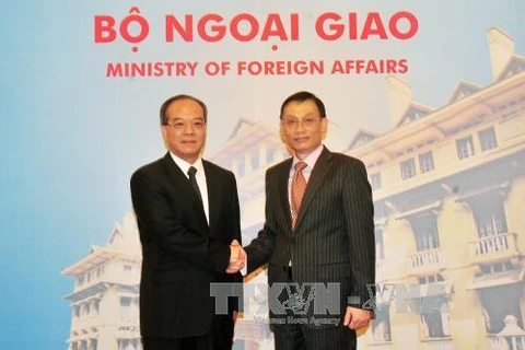 越南外交部副部长黎怀忠和中国广东省常务副省长林少春。