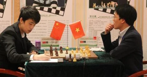 越南棋手黎光廉（右）在比赛中。