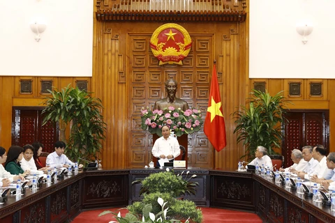 阮春福总理会见越南离退休教育工作者协会代表。（图片来源：越通社）