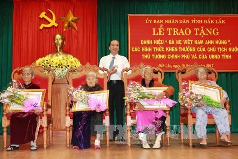 得乐省人民委员会常务副主席阮海宁向各位母亲授予“越南英雄母亲”称号。