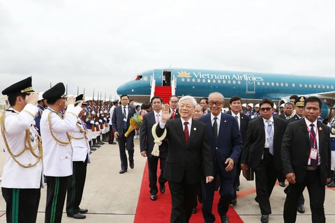 阮富仲总书记抵达柬埔寨首都金边波成东国际机场。