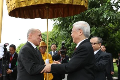 柬埔寨国王诺罗敦•西哈莫尼迎接越共中央总书记阮富仲。