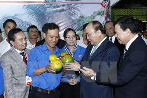 政府总理阮春福参观“创业——椰子之乡潜力与机遇”展会。