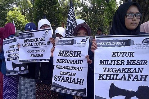 伊斯兰解放党成员参加游行示威活动。（图片来源： Jakarta Post）