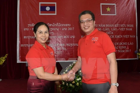 越南驻华大使邓明魁（右）与老挝驻华大使万迪。（图片来源：越通社）