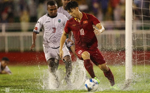 越南球员（红衣）与东帝汶球员激烈角逐