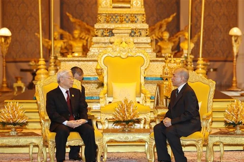 越共中央总书记阮富仲与柬埔寨国王诺罗敦·西哈莫尼举行会谈。