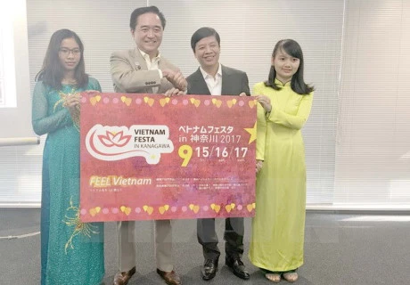 越南驻日本大使阮国强介绍2017年神奈川县越南文化节活动。