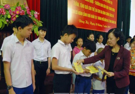 中央民运部部长张氏梅向贫困学生赠送礼物。