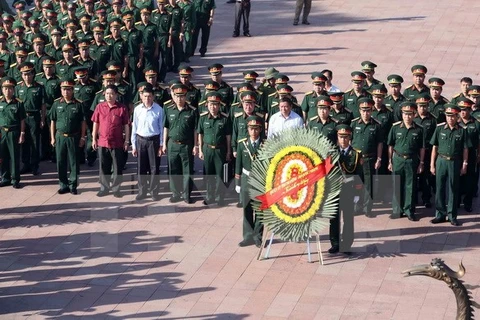 越南伤残军人和烈士日70周年：国防部部长吴春历向英雄烈士献上花圈。（图片来源：越通社）