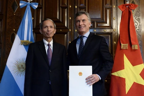 越南新任驻阿根廷大使邓春勇和阿根廷总统毛里西奥·马克里。（图片来源：越通社）