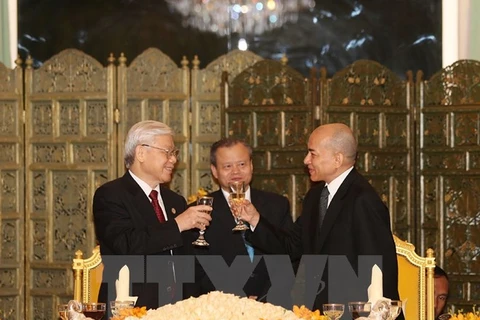 柬埔寨国王诺罗敦·西哈莫尼20日晚举行宴会，欢迎越共中央总书记阮富仲一行访柬。