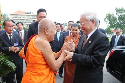 越共中央总书记阮富仲拜访柬埔寨乌那隆寺佛教大众部僧王德旺。（图片来源：越通社）