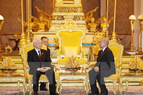 资料图：阮富仲（左）与柬埔寨国王举行会谈。