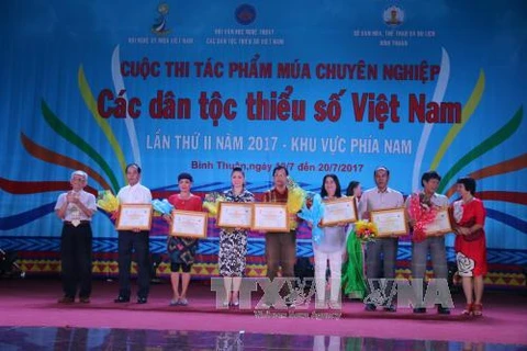 越南南部地区少数民族专业舞蹈大赛颁奖仪式。
