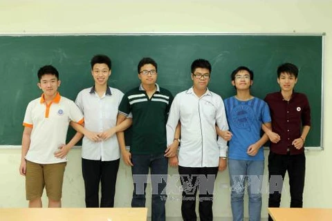 参加第58届国际数学奥林匹克竞赛的越南学生。