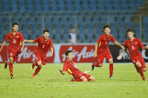 越南U15队球员庆祝胜利（图：体育报）