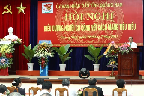 政府总理阮春福在广南省出席模范革命有功者表彰大会。（图片来源：越通社）