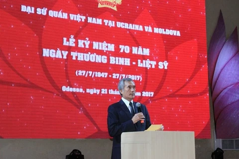 越南驻乌克兰大使阮明志在纪念典礼上发表讲话。（图片来源：越通社）