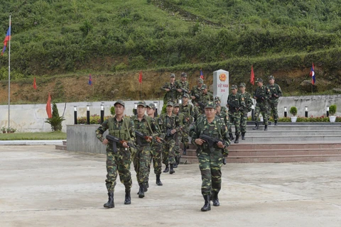 越南山罗省边防部队Long Sap口岸边防屯与老挝华潘省军事指挥部第214号边防大队举行联合巡逻仪式。（图片来源：越通社）