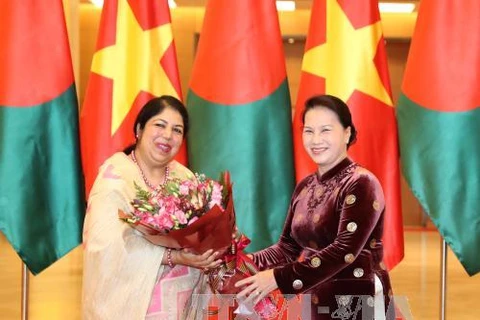 阮氏金银（右）与孟加拉国国民议会议长。（图片来源：越通社）