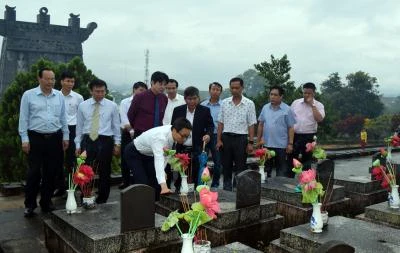 政府副总理武德儋在玉回县烈士陵园为各位英烈上香。