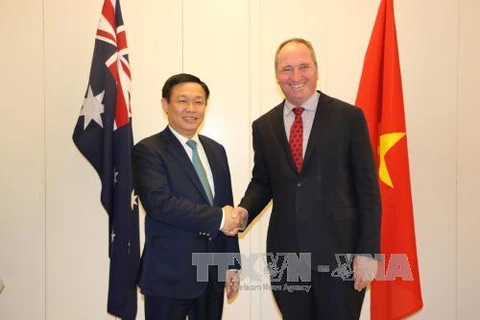 王廷惠（左）与澳大利亚副总理巴纳比·乔伊斯。