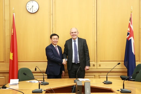 王廷惠副总理（左）会见新西兰财政部长史蒂芬•乔伊斯。