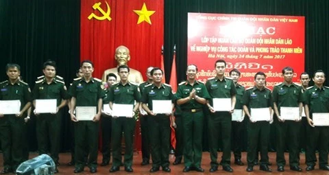 越南军队青年工作部部长丁国雄上校向各学员颁发结业证书。