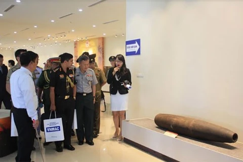各国驻越武官参观越南国家地雷行动中心。（图片来源：http://www.qdnd.vn）
