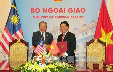 越南政府副总理兼外交部长范平明和马来西亚外交部长阿尼法。