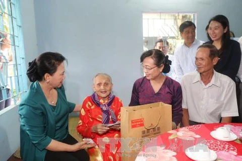 阮氏金银向越南英雄母亲赠送慰问品。（图片来源：越通社）