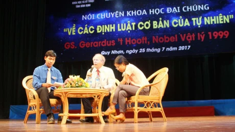 诺贝尔物理学奖得主赫拉尔杜斯·霍夫特教授与越南科学爱好者交流。（图片来源:VOV) 