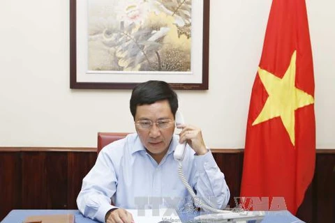 政府副总理兼外长范平明就印尼海军枪伤越南渔民事件同该国外长雷特诺通电话。（图片来源：越通社）