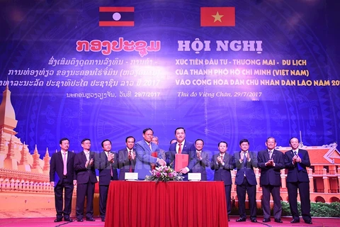 胡志明市旅游局与老挝万象市新闻文化旅游局签署合作备忘录。（图片来源：www.hcmcpv.org.vn）